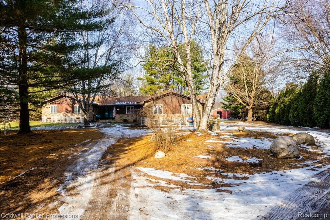 4777 Six Mile Road South Lyon, MI 48178 - Photo 8 of 71 Circular drive for guests and ease to pull out of the drive