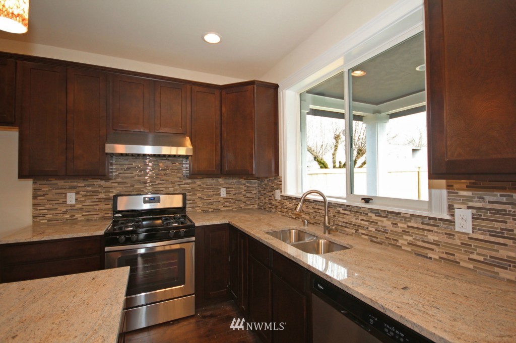 528 Wells Avenue North Renton, WA 98057 - Photo 3 of 25 Gallery Image 3