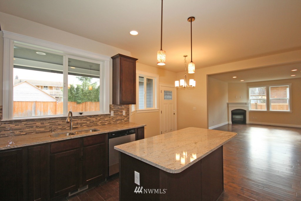 528 Wells Avenue North Renton, WA 98057 - Photo 4 of 25 Gallery Image 4