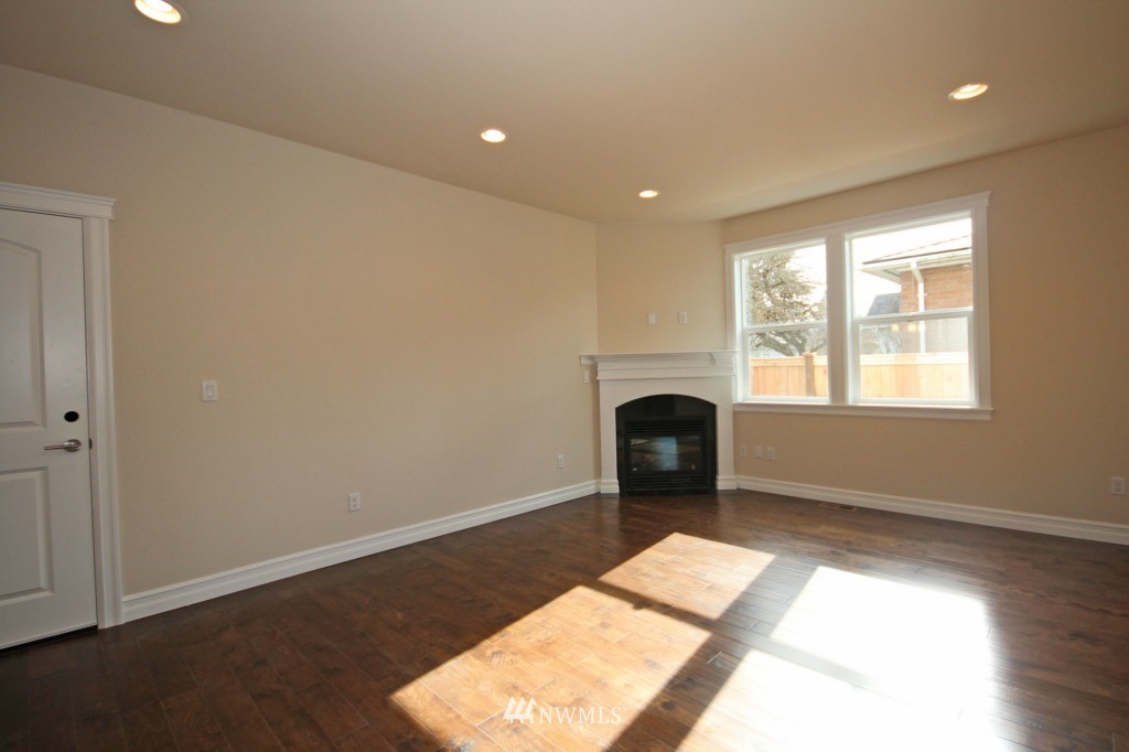 528 Wells Avenue North Renton, WA 98057 - Photo 7 of 25 Gallery Image 7