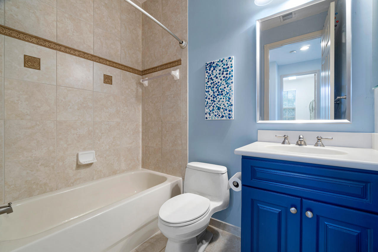 786 Northwest 83rd Lane Boca Raton, FL 33487 - Photo 25 of 31 Guest Bath