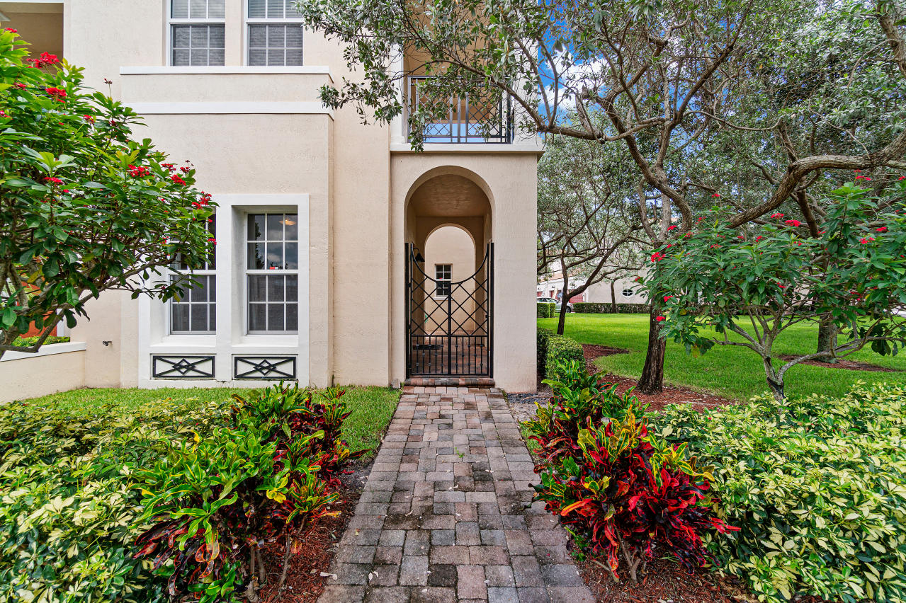 786 Northwest 83rd Lane Boca Raton, FL 33487 - Photo 4 of 31 006-786Northwest83rdLane-BocaRaton-FL-33