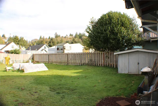 a view of a backyard