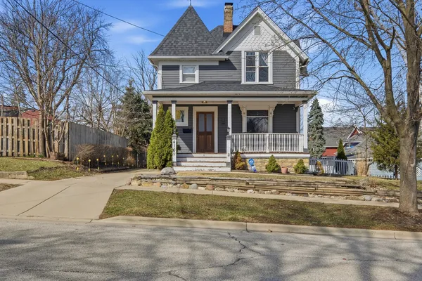 $379,999 | 410 Standish Street, Elgin, IL 60123