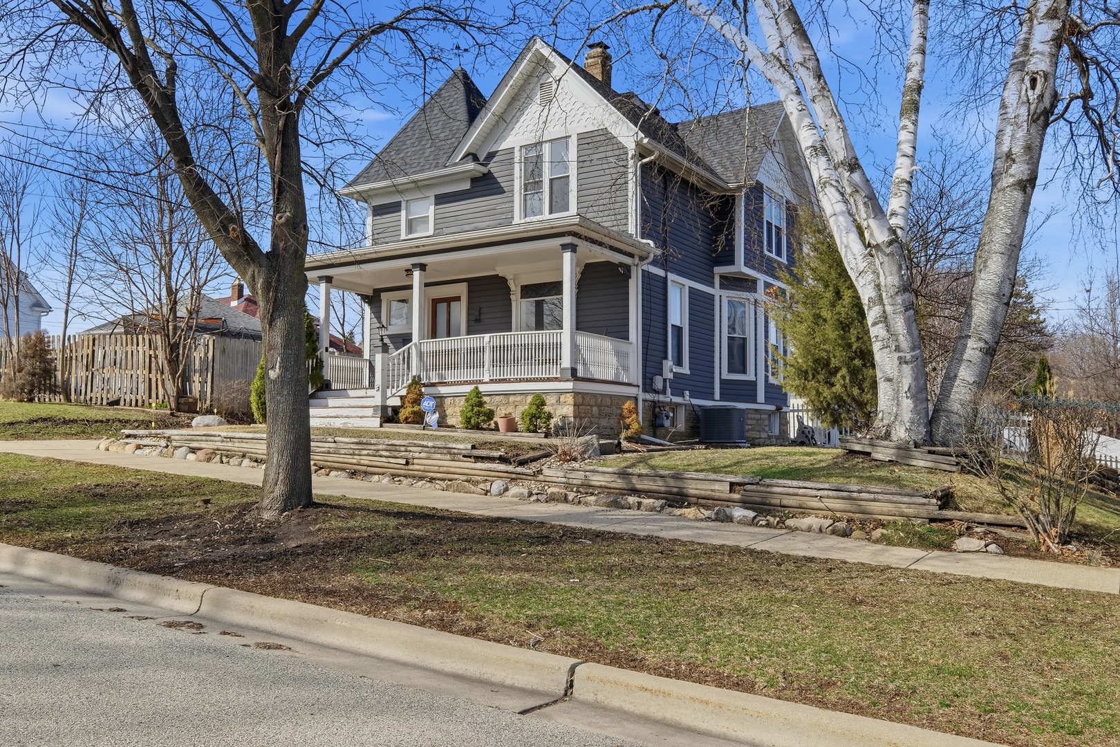 410 Standish Street Elgin, IL 60123 - Photo 2 of 26