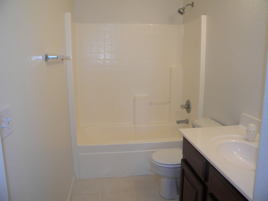 15 West Hayduk Road Phoenix, AZ 85041 - Photo 4 of 18 Bathroom 2