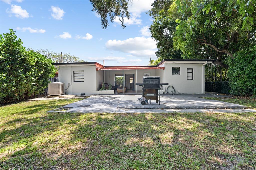 6375 Southwest 29th Street Miami, FL 33155 - Photo 15 of 51 a view of a house with swimming pool and sitting area