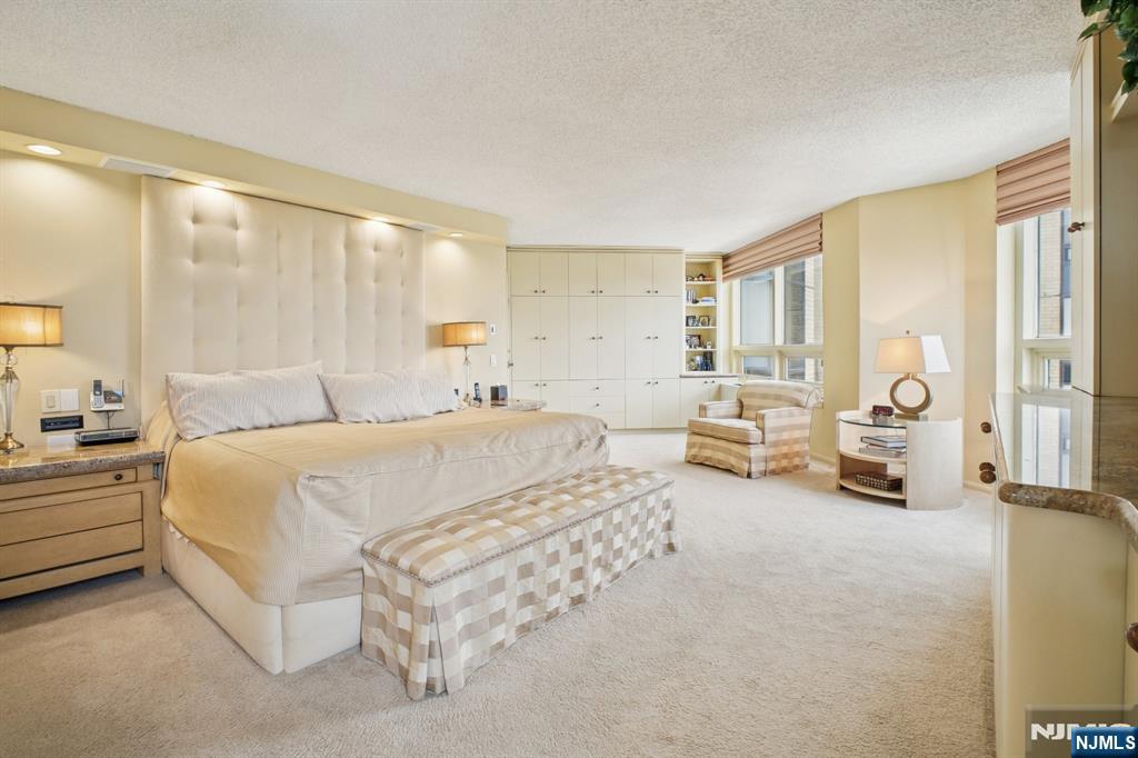 800 Palisade Avenue, Unit PH21A Fort Lee, NJ 07024 - Photo 20 of 50 a spacious bedroom with a bed and a large window