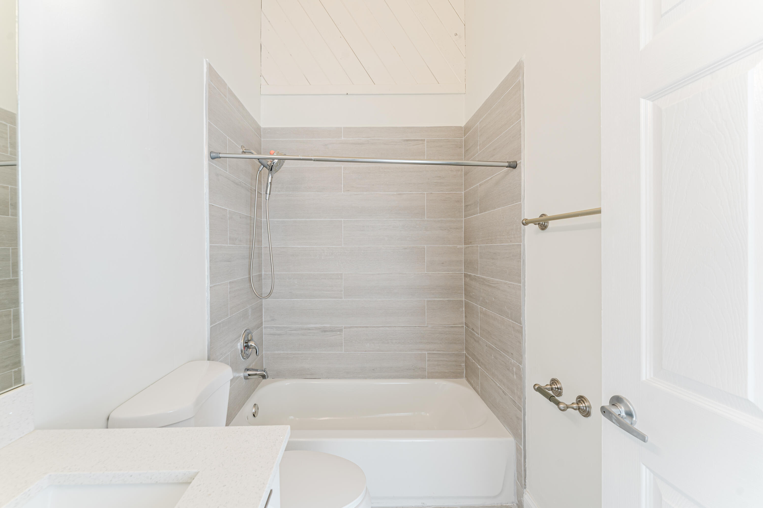 665 Jeffery Street Boca Raton, FL 33487 - Photo 24 of 44 a bathroom with a bathtub