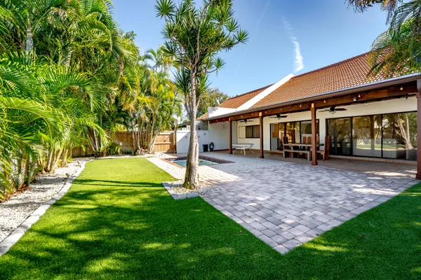 a view of a house with a backyard