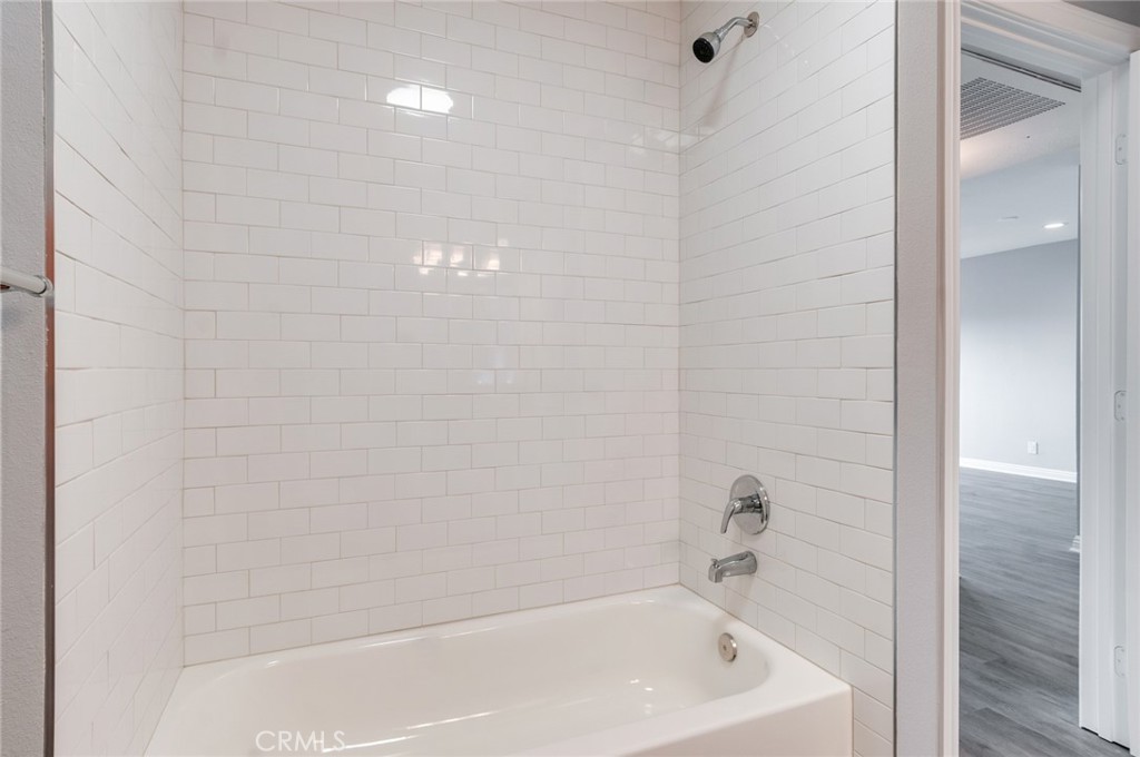 450 East 4th Street, Unit 221 Santa Ana, CA 92701 - Photo 20 of 43 a bathroom with a bathtub