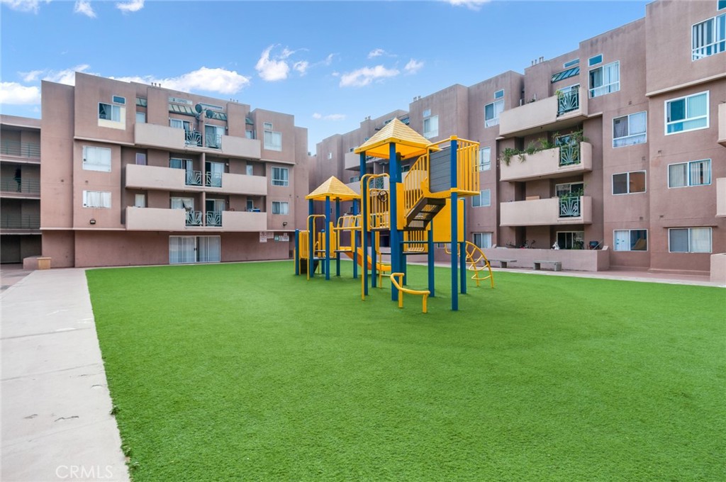 450 East 4th Street, Unit 221 Santa Ana, CA 92701 - Photo 24 of 43 a view of an apartment with a backyard