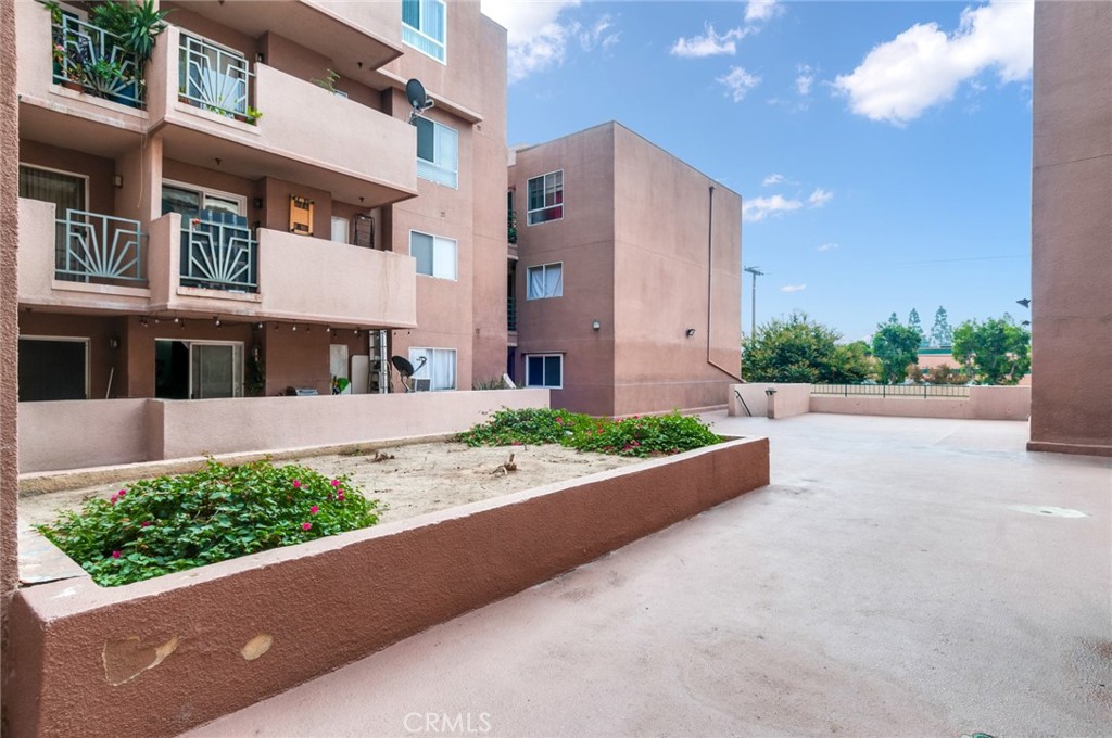 450 East 4th Street, Unit 221 Santa Ana, CA 92701 - Photo 27 of 43 a front view of a building with a garden