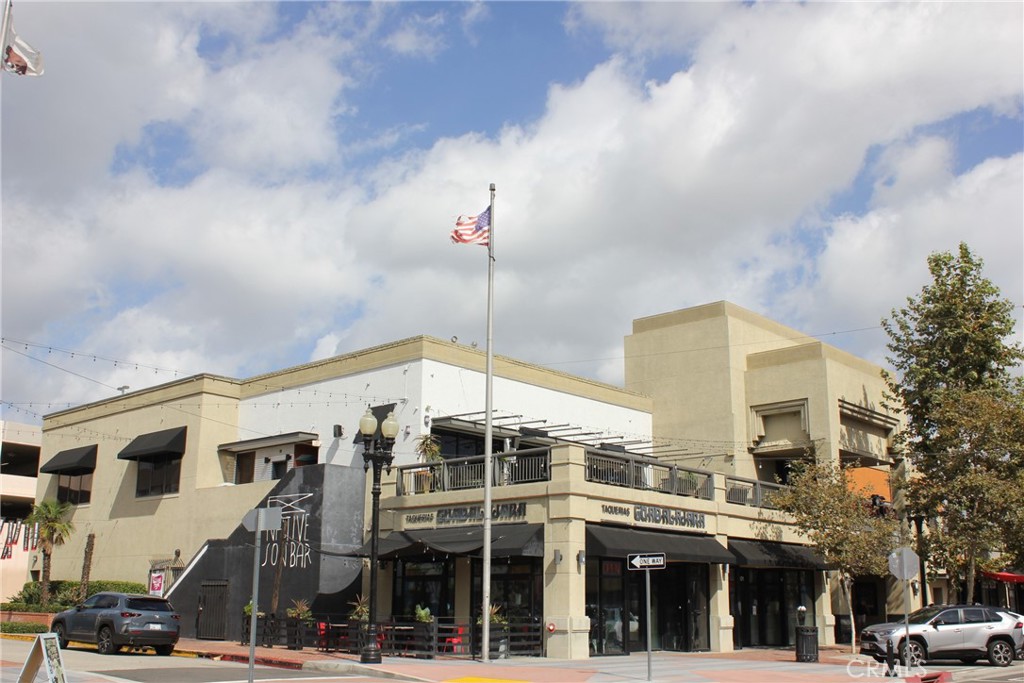 450 East 4th Street, Unit 221 Santa Ana, CA 92701 - Photo 39 of 43 a front view of a multi story building