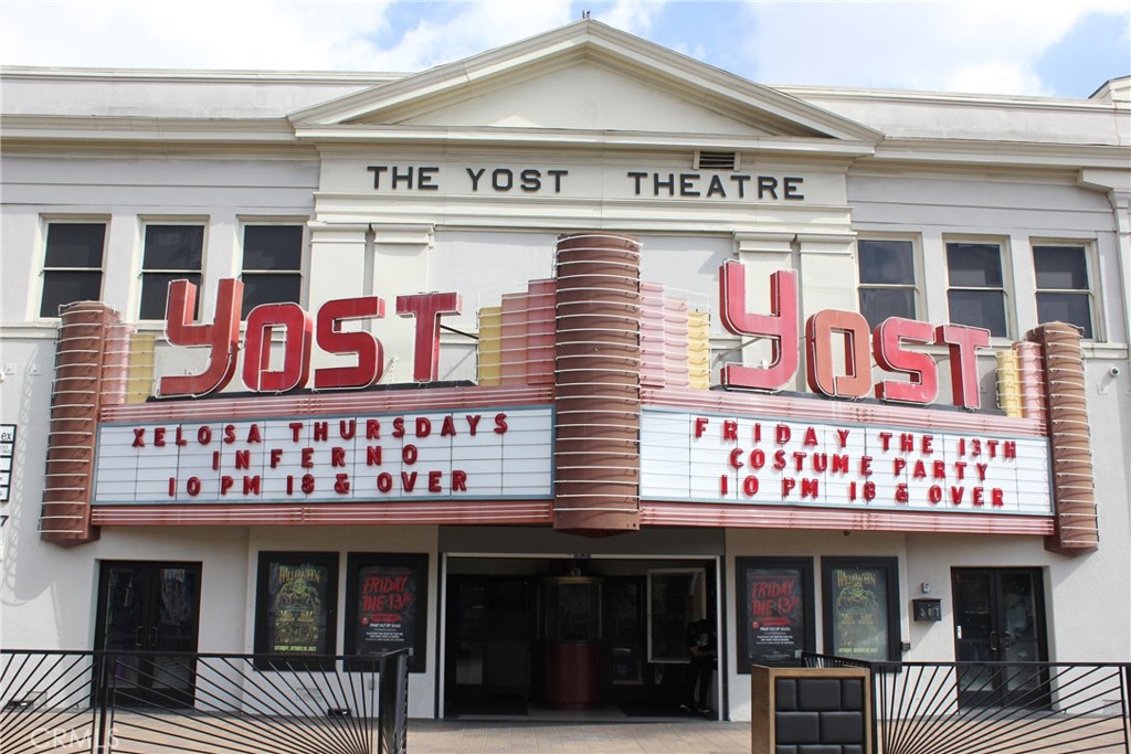 450 East 4th Street, Unit 221 Santa Ana, CA 92701 - Photo 40 of 43 a sign on the wall of building