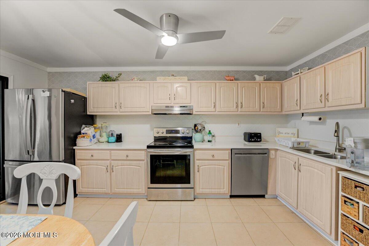139 Wein Market, Unit F Freehold, NJ 07728 - Photo 8 of 23 Kitchen