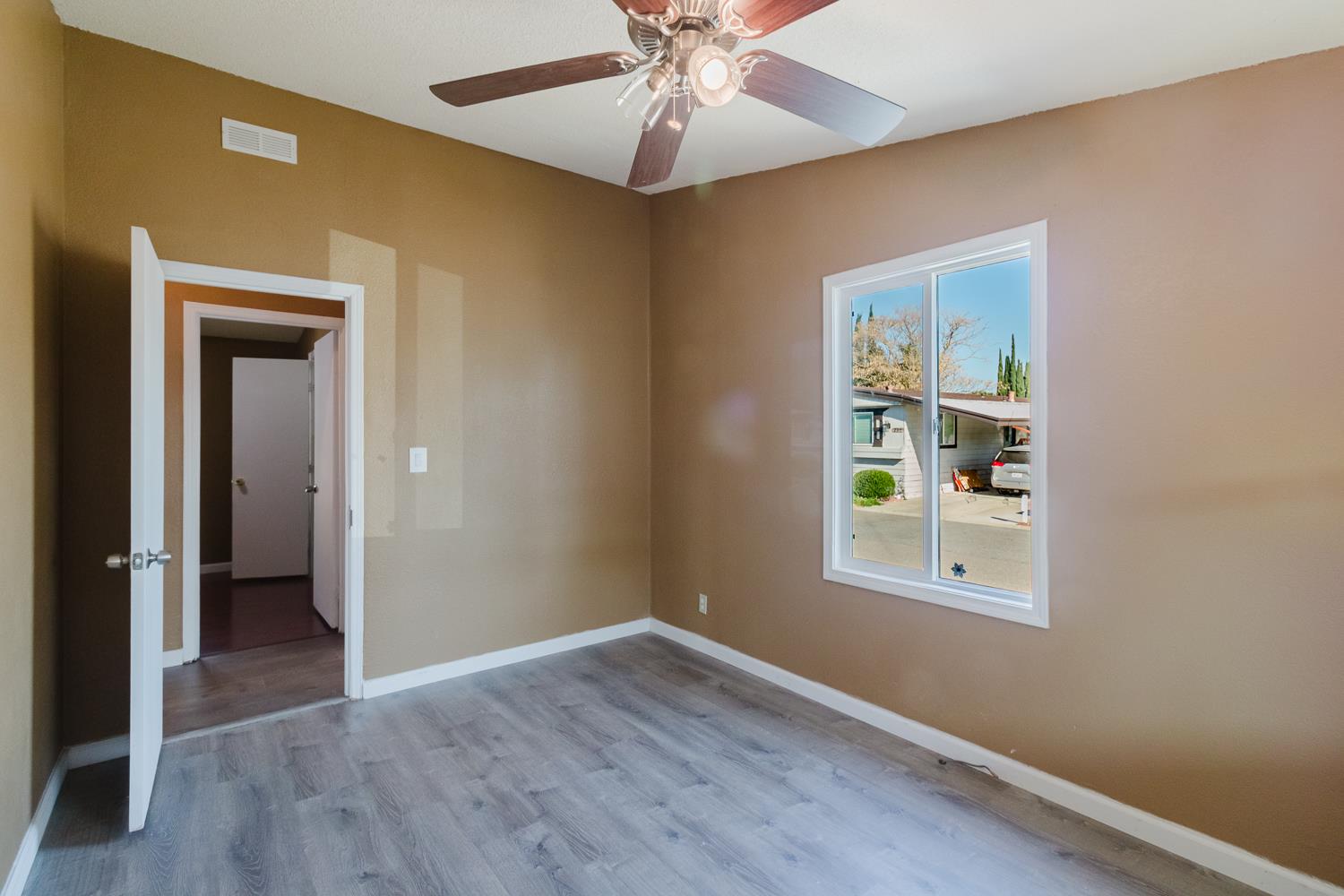 216 California Loop Sacramento, CA 95823 - Photo 36 of 42 an empty room and window