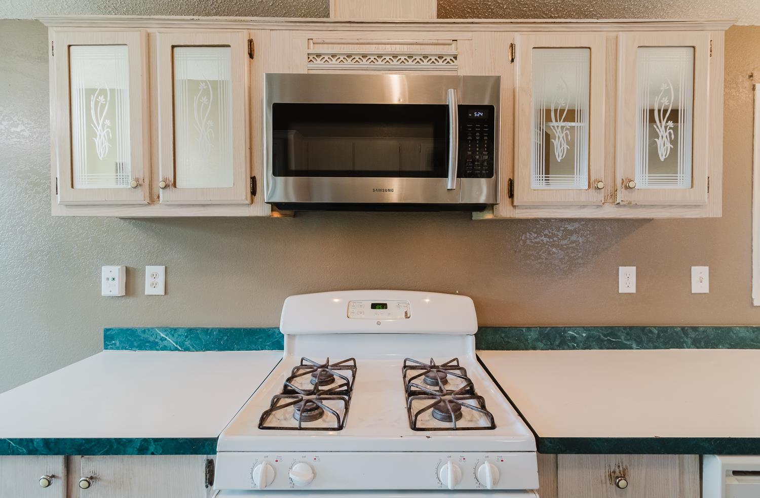 216 California Loop Sacramento, CA 95823 - Photo 38 of 42 a kitchen with a stove and a microwave