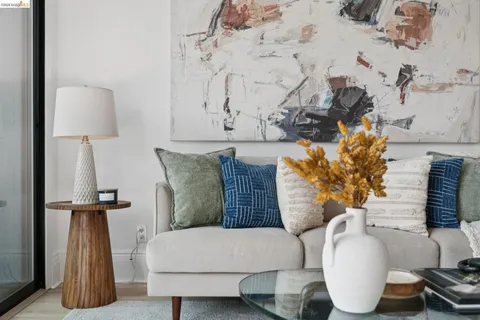 $289,000 | 7 Embarcadero, Unit 204, Oakland, CA 94607