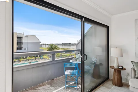 $289,000 | 7 Embarcadero, Unit 204, Oakland, CA 94607