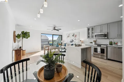 $289,000 | 7 Embarcadero, Unit 204, Oakland, CA 94607