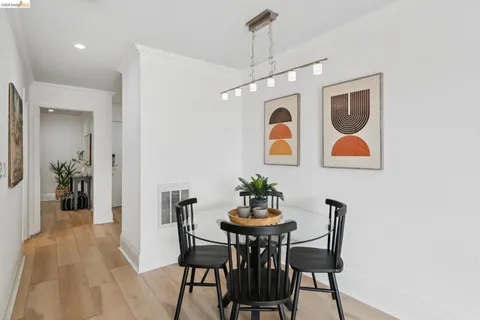 $289,000 | 7 Embarcadero, Unit 204, Oakland, CA 94607