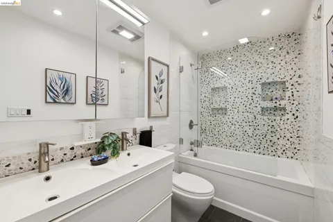 $289,000 | 7 Embarcadero, Unit 204, Oakland, CA 94607