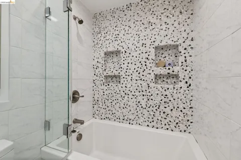 $289,000 | 7 Embarcadero, Unit 204, Oakland, CA 94607