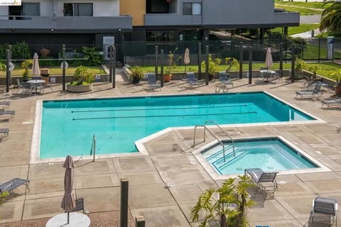 $289,000 | 7 Embarcadero, Unit 204, Oakland, CA 94607