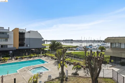 $289,000 | 7 Embarcadero, Unit 204, Oakland, CA 94607