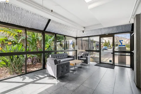 $289,000 | 7 Embarcadero, Unit 204, Oakland, CA 94607