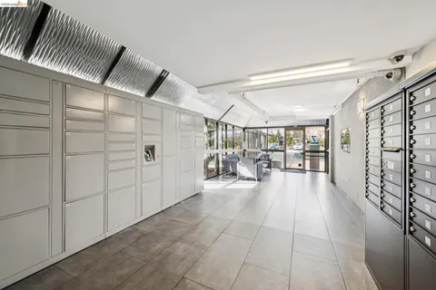 $289,000 | 7 Embarcadero, Unit 204, Oakland, CA 94607