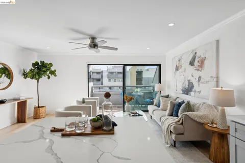 $289,000 | 7 Embarcadero, Unit 204, Oakland, CA 94607