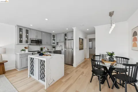 $289,000 | 7 Embarcadero, Unit 204, Oakland, CA 94607