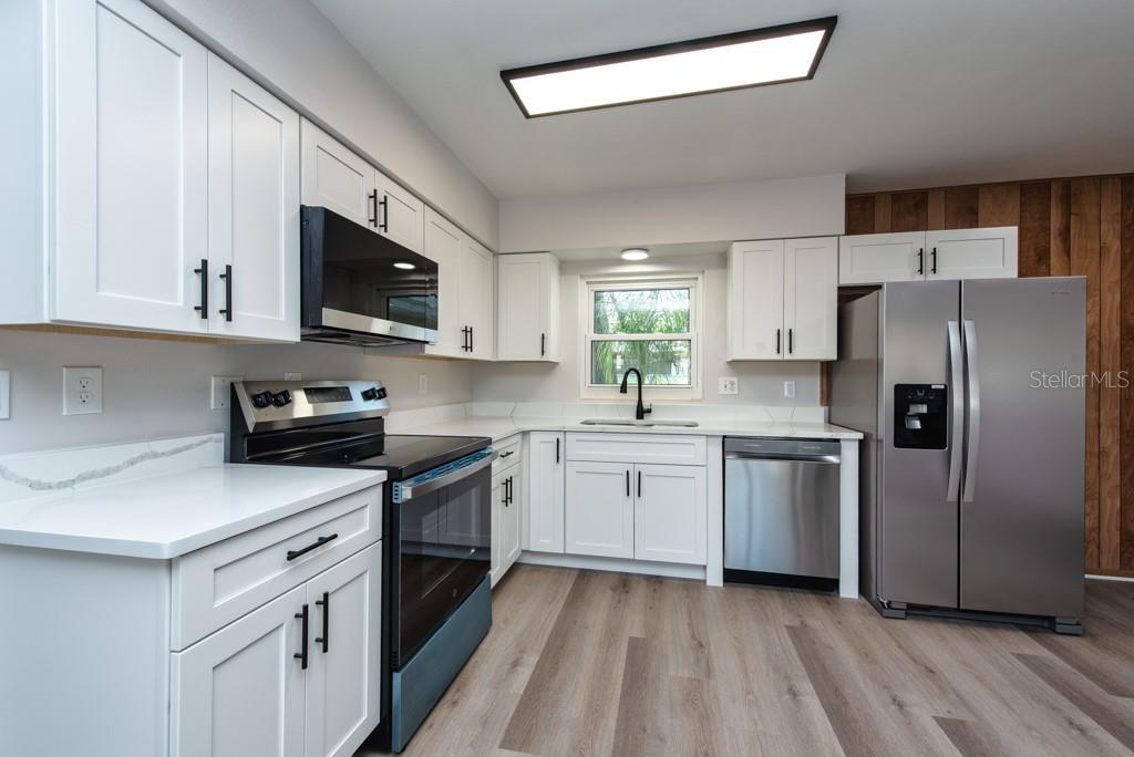 917 18th Street Southwest Largo, FL 33770 - Photo 8 of 41