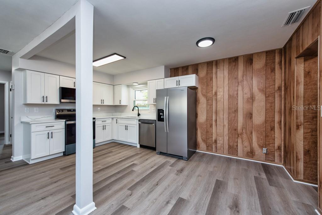 917 18th Street Southwest Largo, FL 33770 - Photo 10 of 41