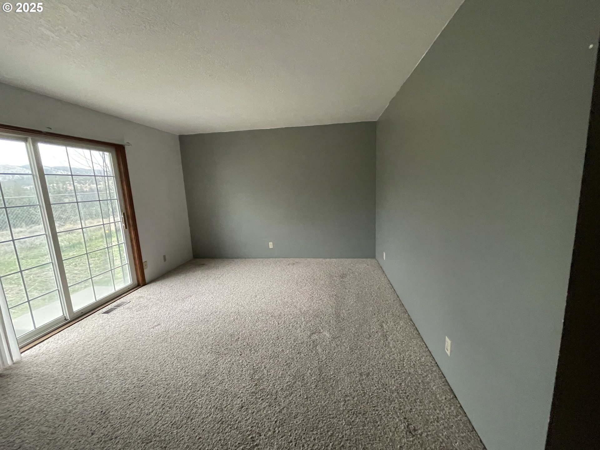 801 Ferguson Road John Day, OR 97845 - Photo 31 of 43 an empty room with windows