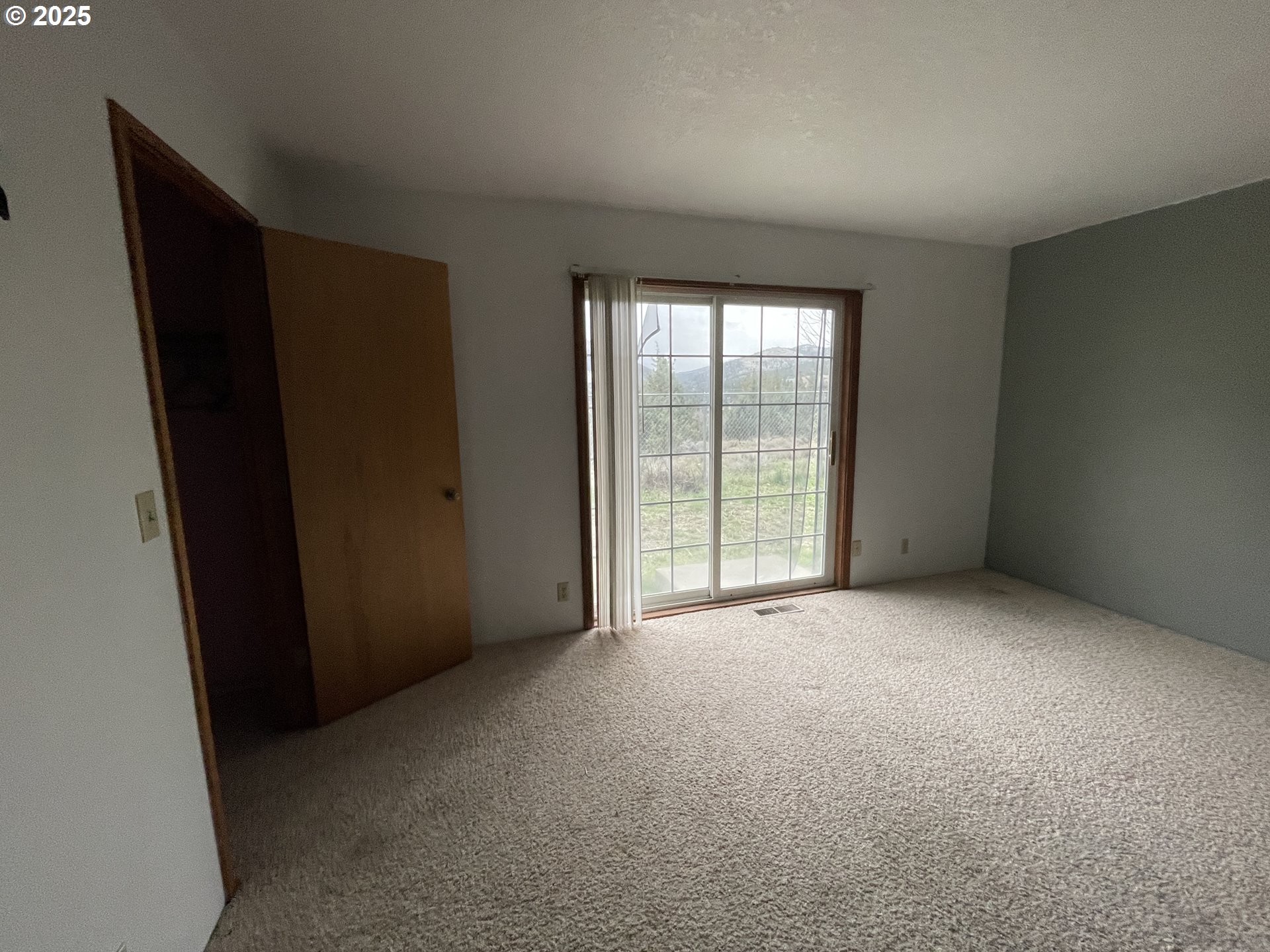 801 Ferguson Road John Day, OR 97845 - Photo 32 of 43 an empty room with windows