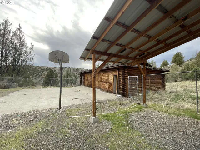 a view of a backyard