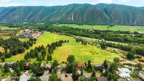 a view of a back yard