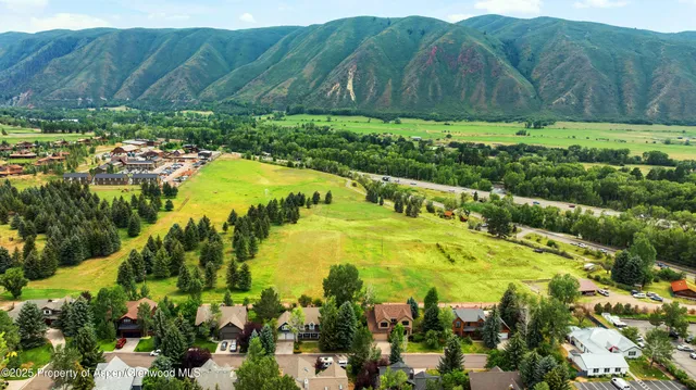 a view of a back yard