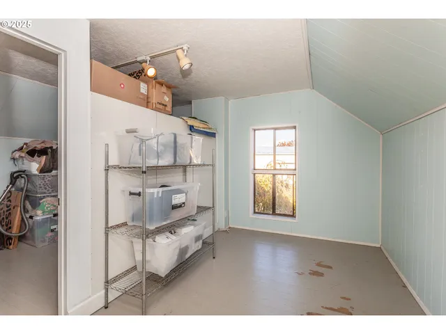 a view of a livingroom with furniture