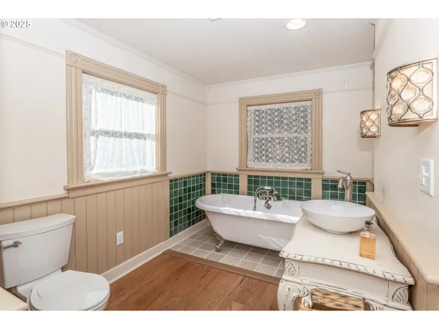 a view of entryway with washer and dryer