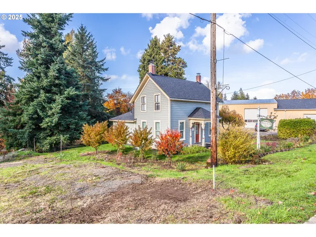 a view of a yard in front of house