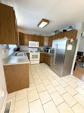 $209,900 | 1105 Oakwood Lane, Marion, IL 62959