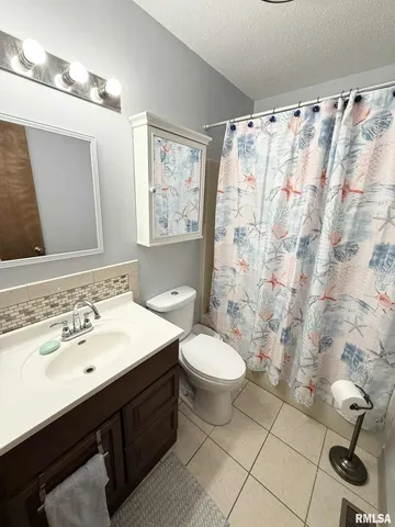 $209,900 | 1105 Oakwood Lane, Marion, IL 62959