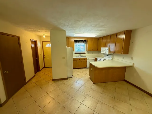 $2,050 | 3207 Shamrock Street East, Unit 33, Tallahassee, FL 32309