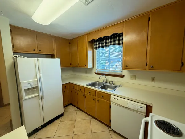$2,050 | 3207 Shamrock Street East, Unit 33, Tallahassee, FL 32309