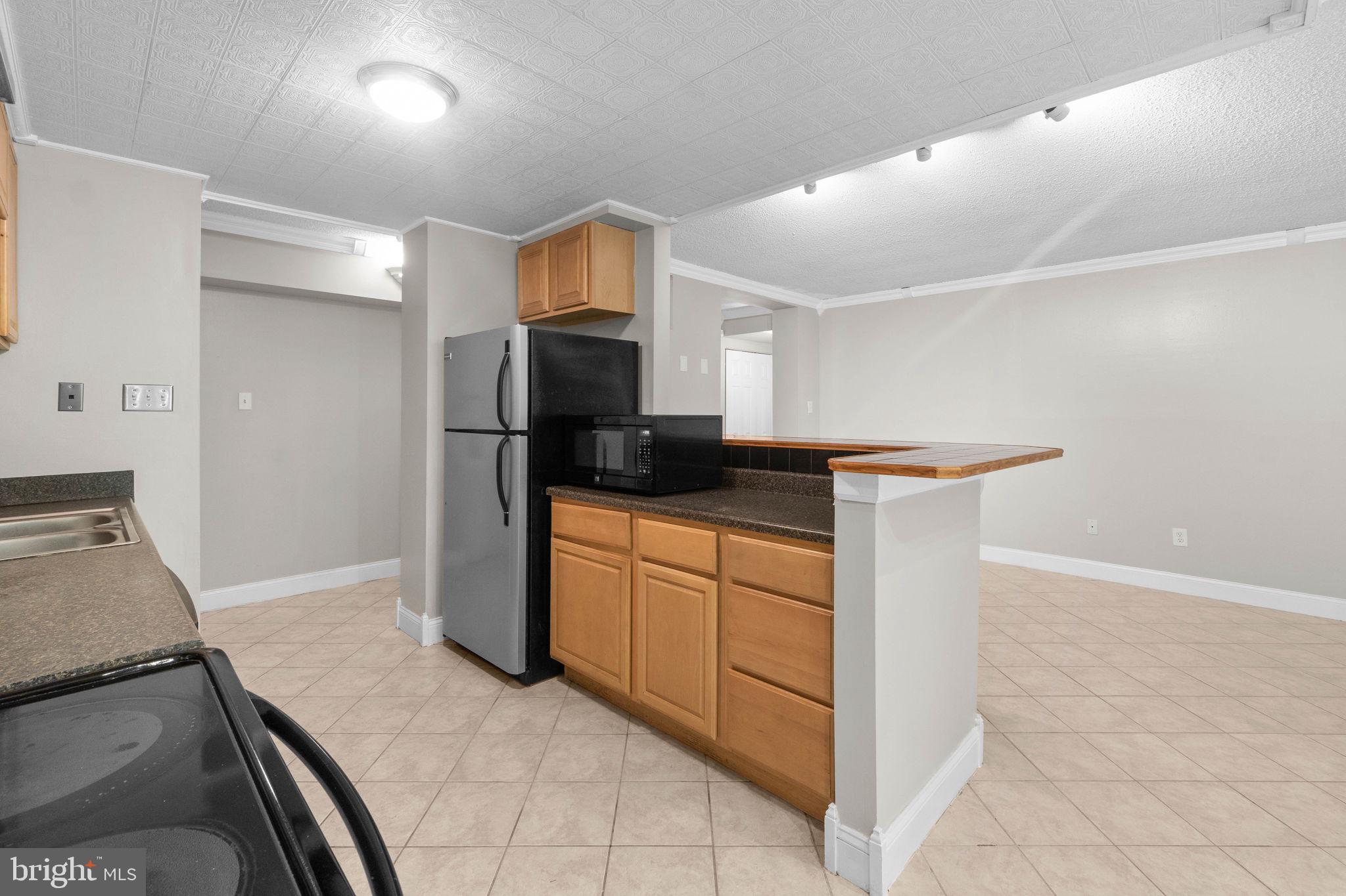 11661 Stoneview Square, Unit 1B Reston, VA 20191 - Photo 6 of 37 Plenty of light.