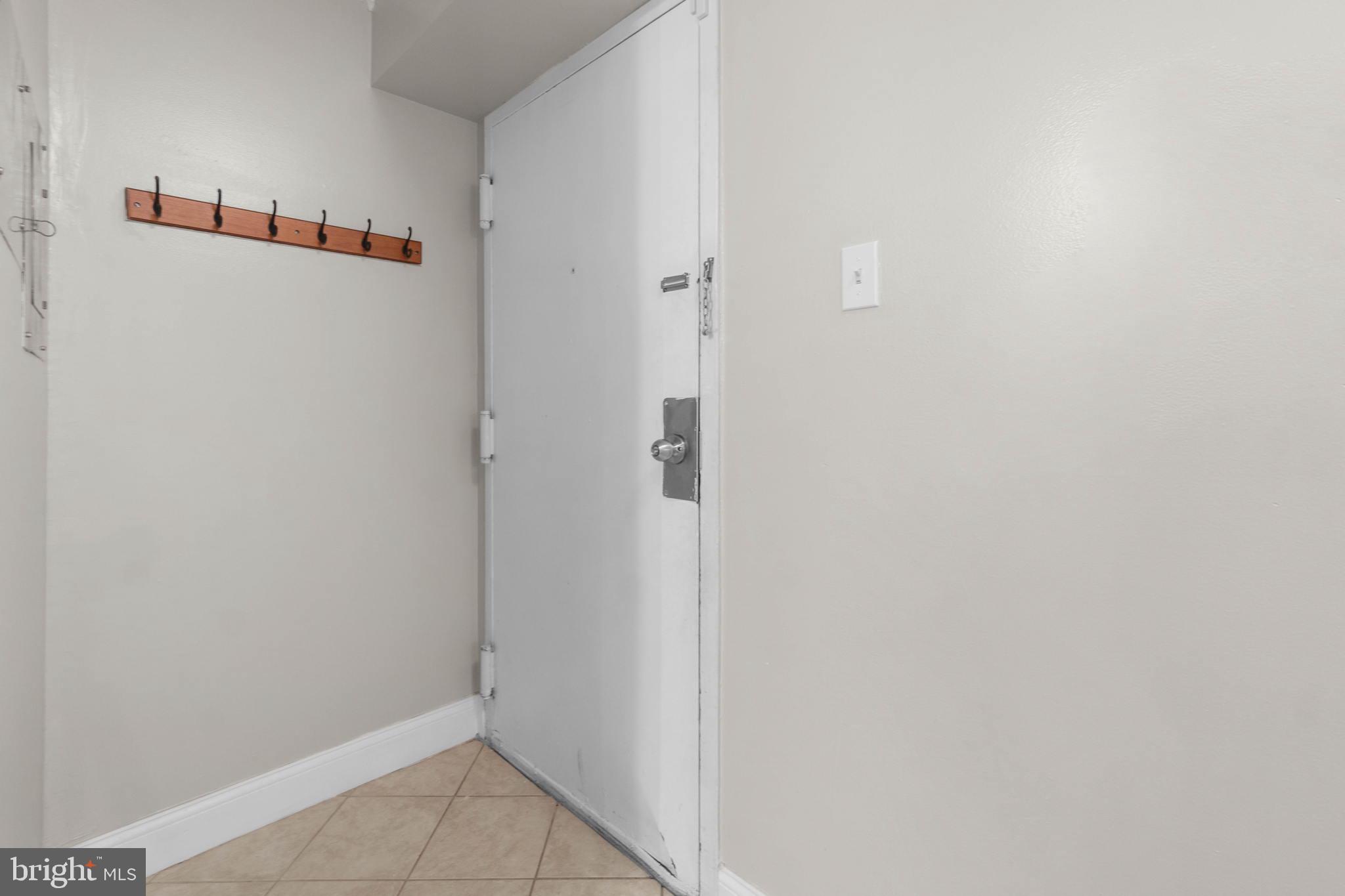 11661 Stoneview Square, Unit 1B Reston, VA 20191 - Photo 9 of 37 Welcoming entrance.